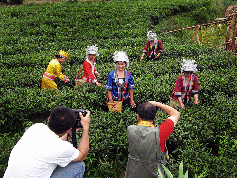 An ethnic tourist town near Enshi in Hubei Province invites visitors to experience and witness how farmers from the ethnic minority Dong lived in an idealy enviromental and healthy way.